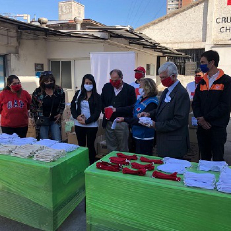 Empresarios donan 1 millón de mascarillas a Cruz Roja Chilena